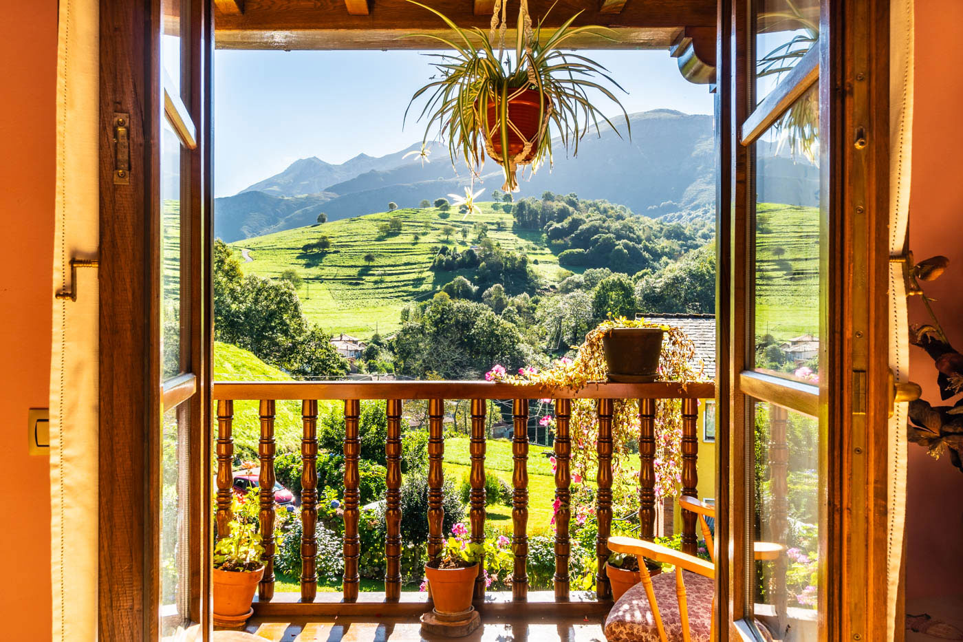 Dormitorio del primer piso con salida a terraza / balcón